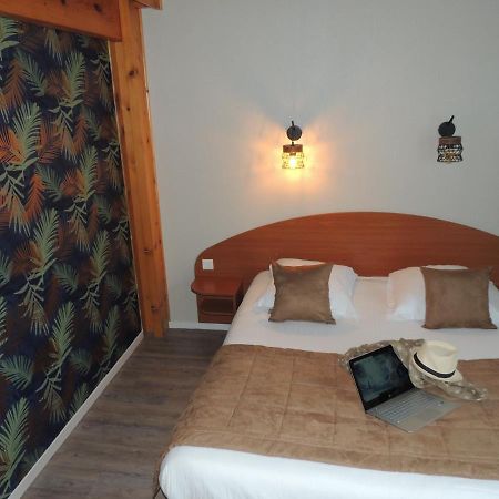 Logis Hotel Les 3 Marchands Бресюир Экстерьер фото