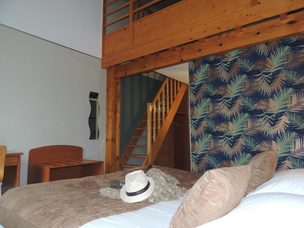 Logis Hotel Les 3 Marchands Бресюир Экстерьер фото