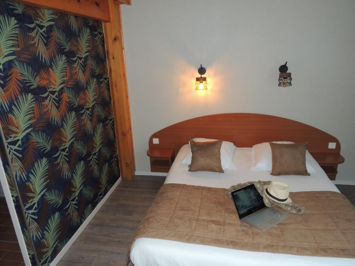Logis Hotel Les 3 Marchands Бресюир Экстерьер фото