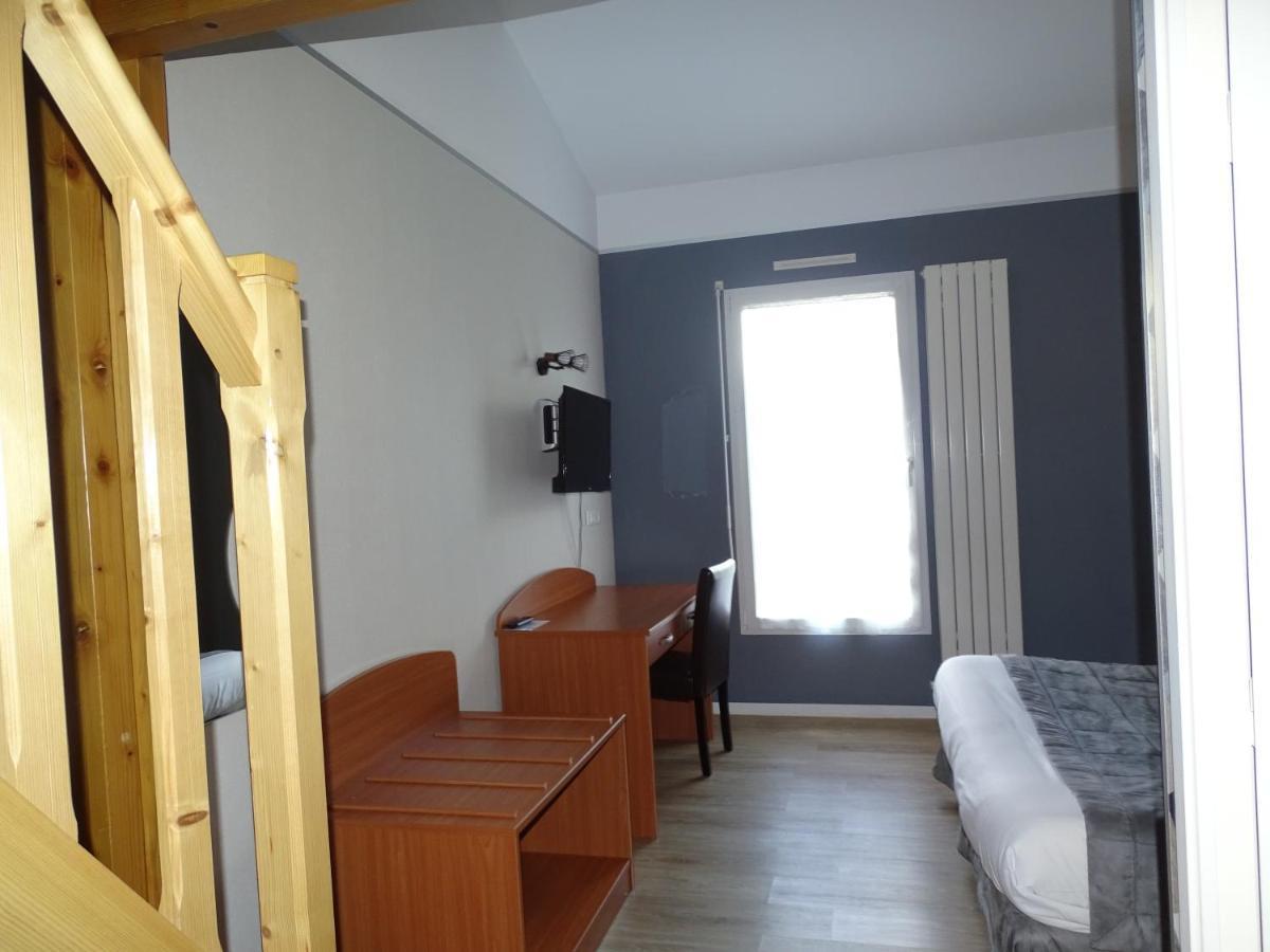 Logis Hotel Les 3 Marchands Бресюир Экстерьер фото