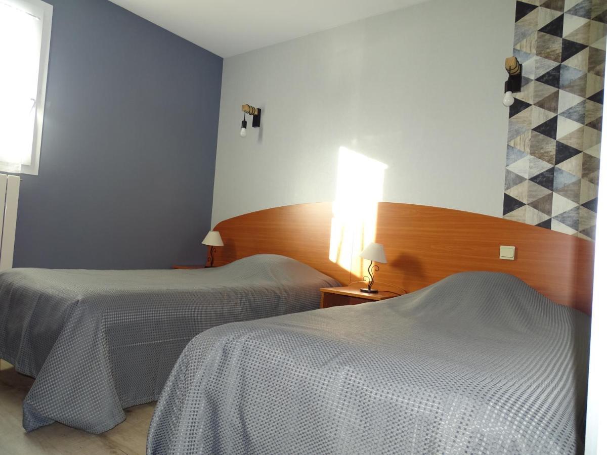 Logis Hotel Les 3 Marchands Бресюир Экстерьер фото