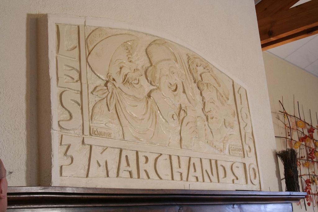 Logis Hotel Les 3 Marchands Бресюир Экстерьер фото